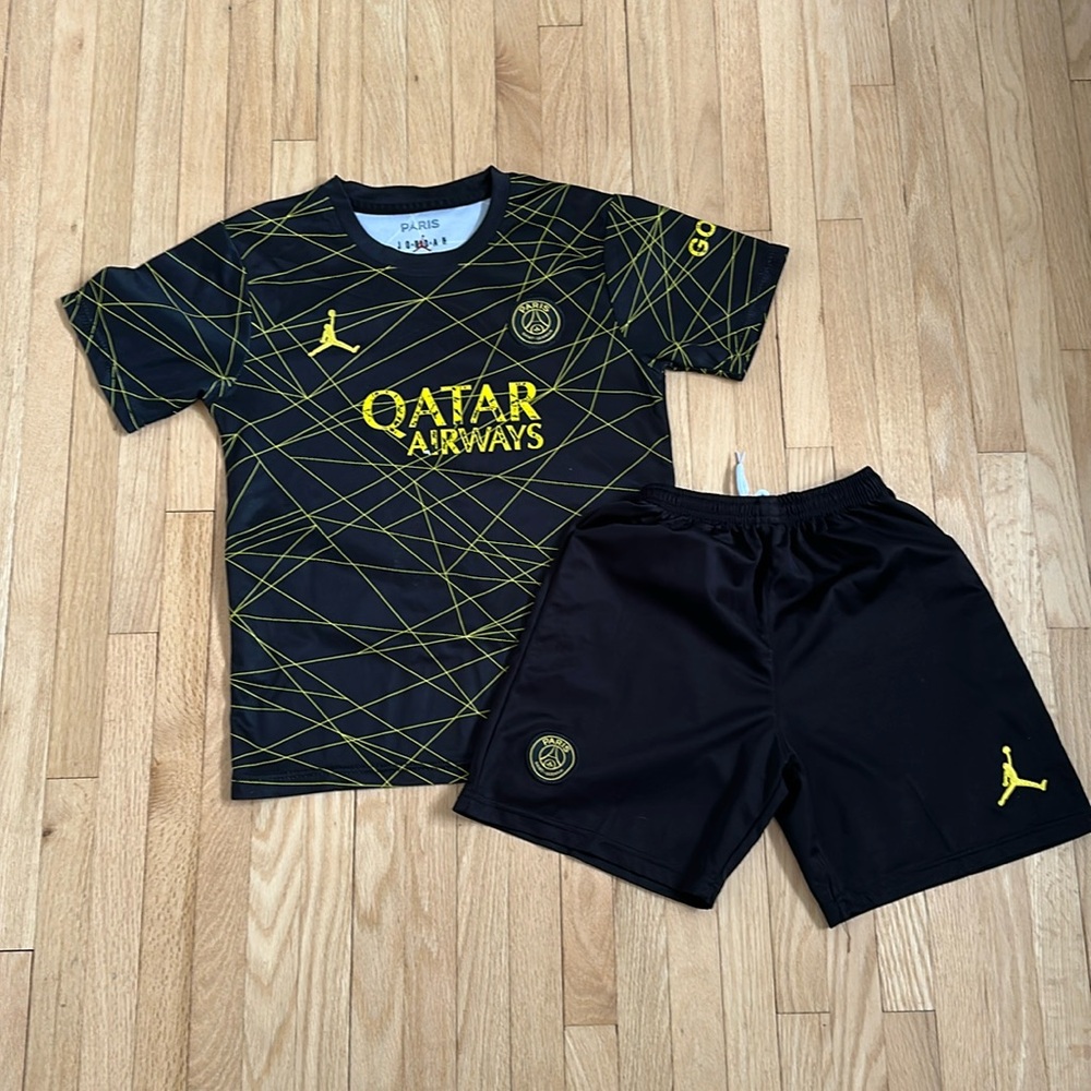 5 for $25 // Kids PSG Qatar Airways off-brand Amazon soccer kit 8-9 years